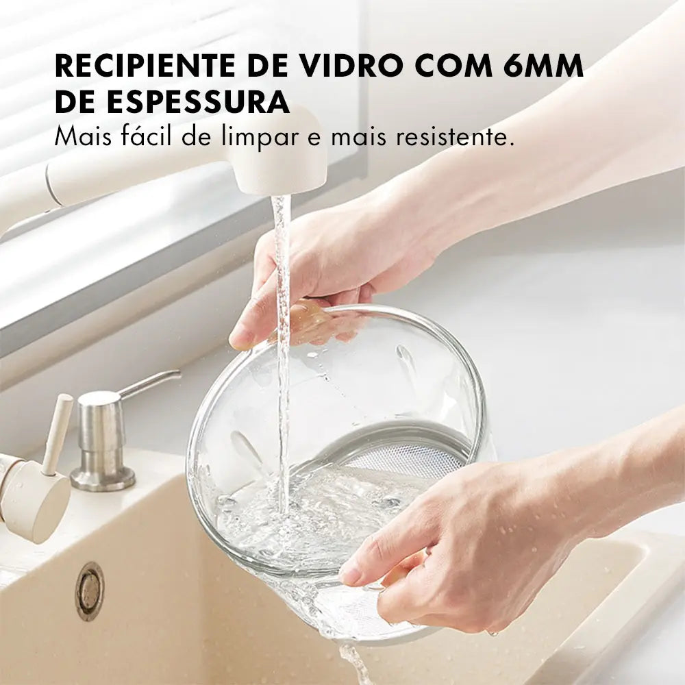 Recipiente de vidro sendo lavado à mão, sem o motor